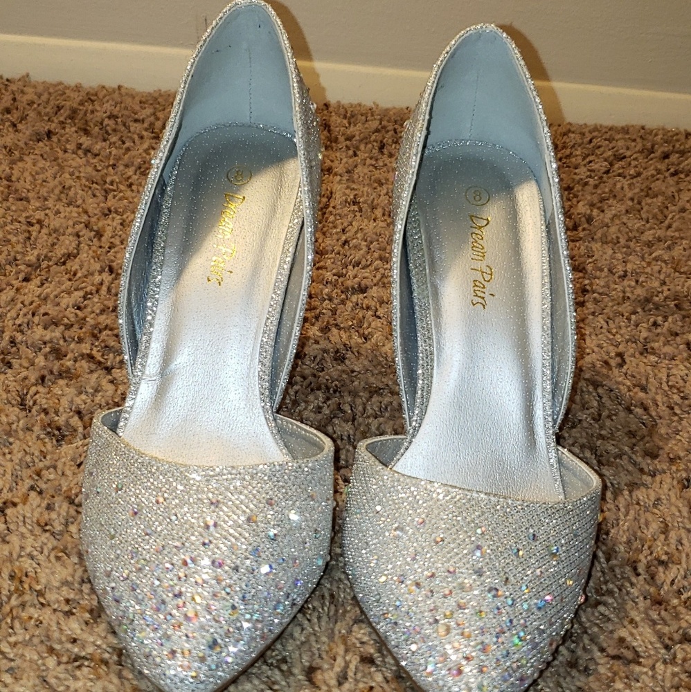 Silver pointed toe heel with crystals